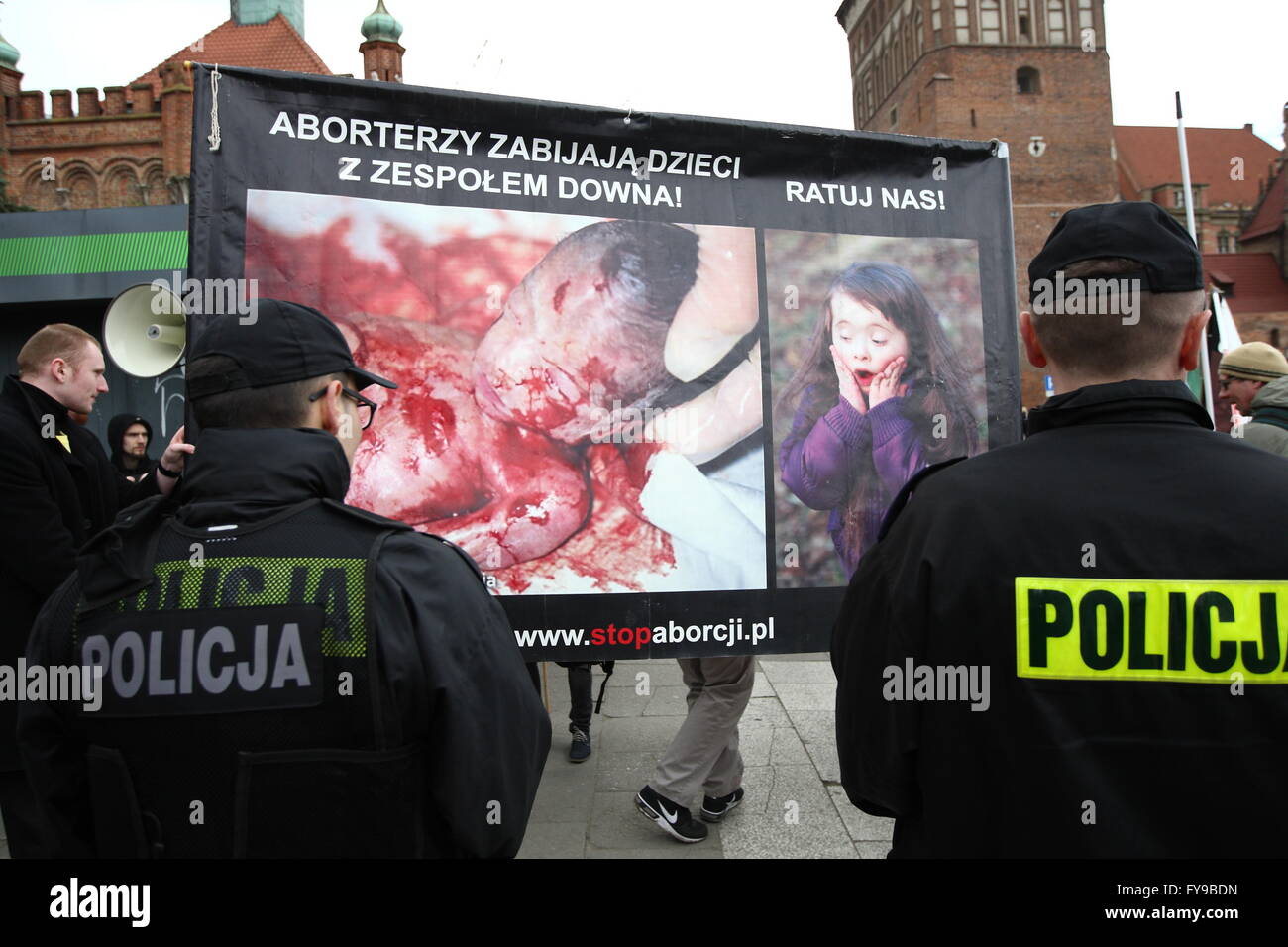 Gdansk, Polonia 24th, Aprile 2016 persone protestano contro i piani governativi sul serraggio del anti-legge sull aborto in Gdansk. Sentenza PolandÕs Diritto e Giustizia leader di partito nei giorni scorsi ha approvato un totale divieto di aborto spinta dalla gerarchia ecclesiastica cattolica. Nella foto - organizzazioni pro-vita contro-rally Credito: Michal Fludra/Alamy Live News Foto Stock