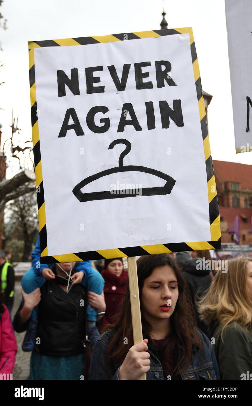 Gdansk, Polonia 24th, Aprile 2016 persone protestano contro i piani governativi sul serraggio del anti-legge sull aborto in Gdansk. Sentenza PolandÕs Diritto e Giustizia leader di partito nei giorni scorsi ha approvato un totale divieto di aborto spinta dalla gerarchia ecclesiastica cattolica. Un dimostrante detiene un banner che dice : mai più credito: Michal Fludra/Alamy Live News Foto Stock