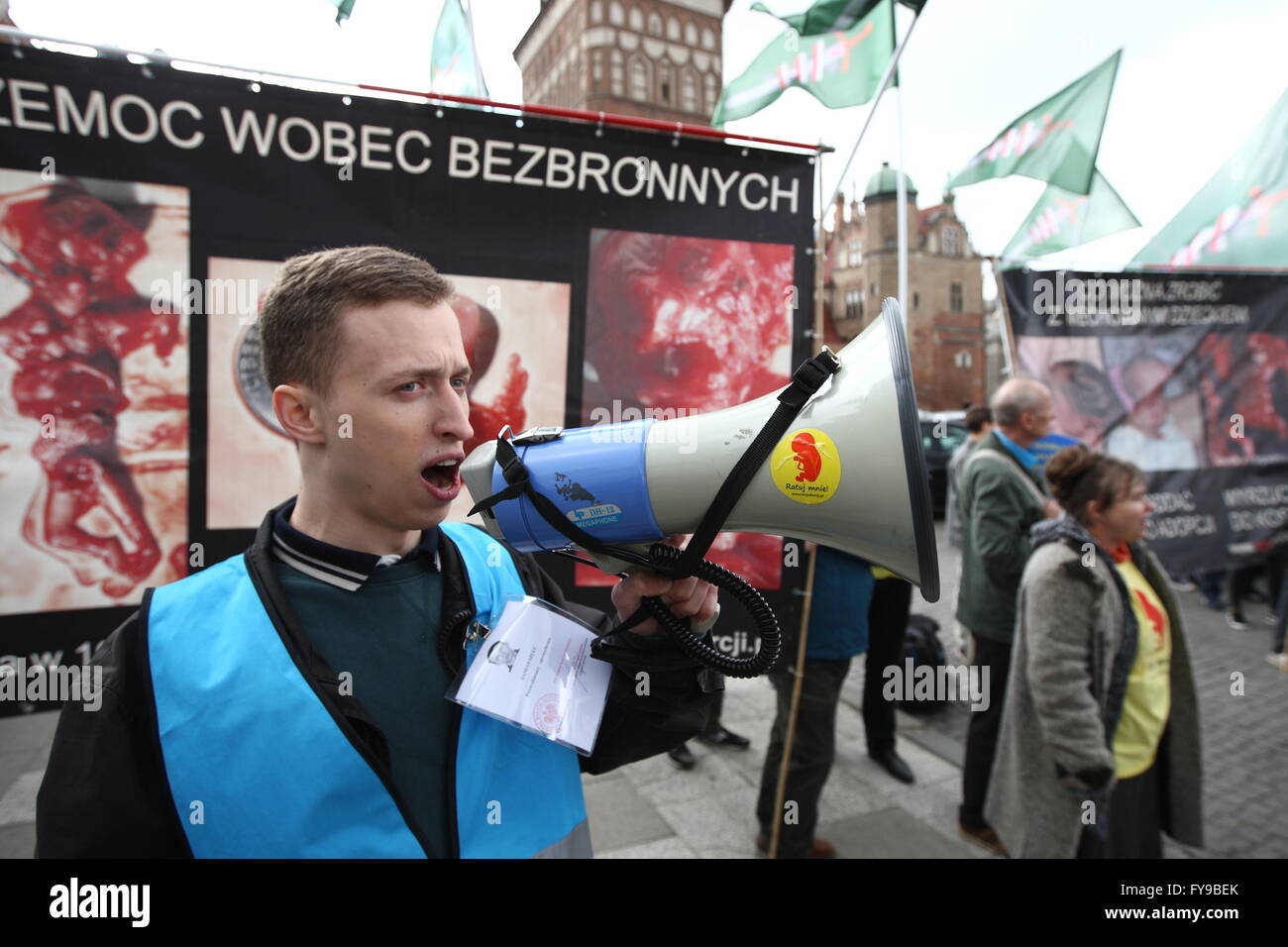 Gdansk, Polonia 24th, Aprile 2016 persone protestano contro i piani governativi sul serraggio del anti-legge sull aborto in Gdansk. Sentenza PolandÕs Diritto e Giustizia leader di partito nei giorni scorsi ha approvato un totale divieto di aborto spinta dalla gerarchia ecclesiastica cattolica. Nella foto - organizzazioni pro-vita contro-rally Credito: Michal Fludra/Alamy Live News Foto Stock
