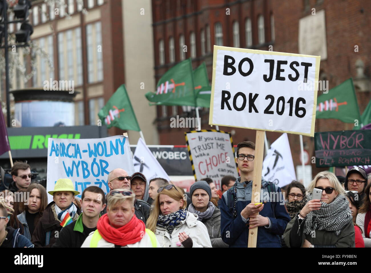 Gdansk, Polonia 24th, Aprile 2016 persone protestano contro i piani governativi sul serraggio del anti-legge sull aborto in Gdansk. Sentenza PolandÕs Diritto e Giustizia leader di partito nei giorni scorsi ha approvato un totale divieto di aborto spinta dalla gerarchia ecclesiastica cattolica. Un dimostrante detiene un banner che dice : perché è 2016 Credit: Michal Fludra/Alamy Live News Foto Stock