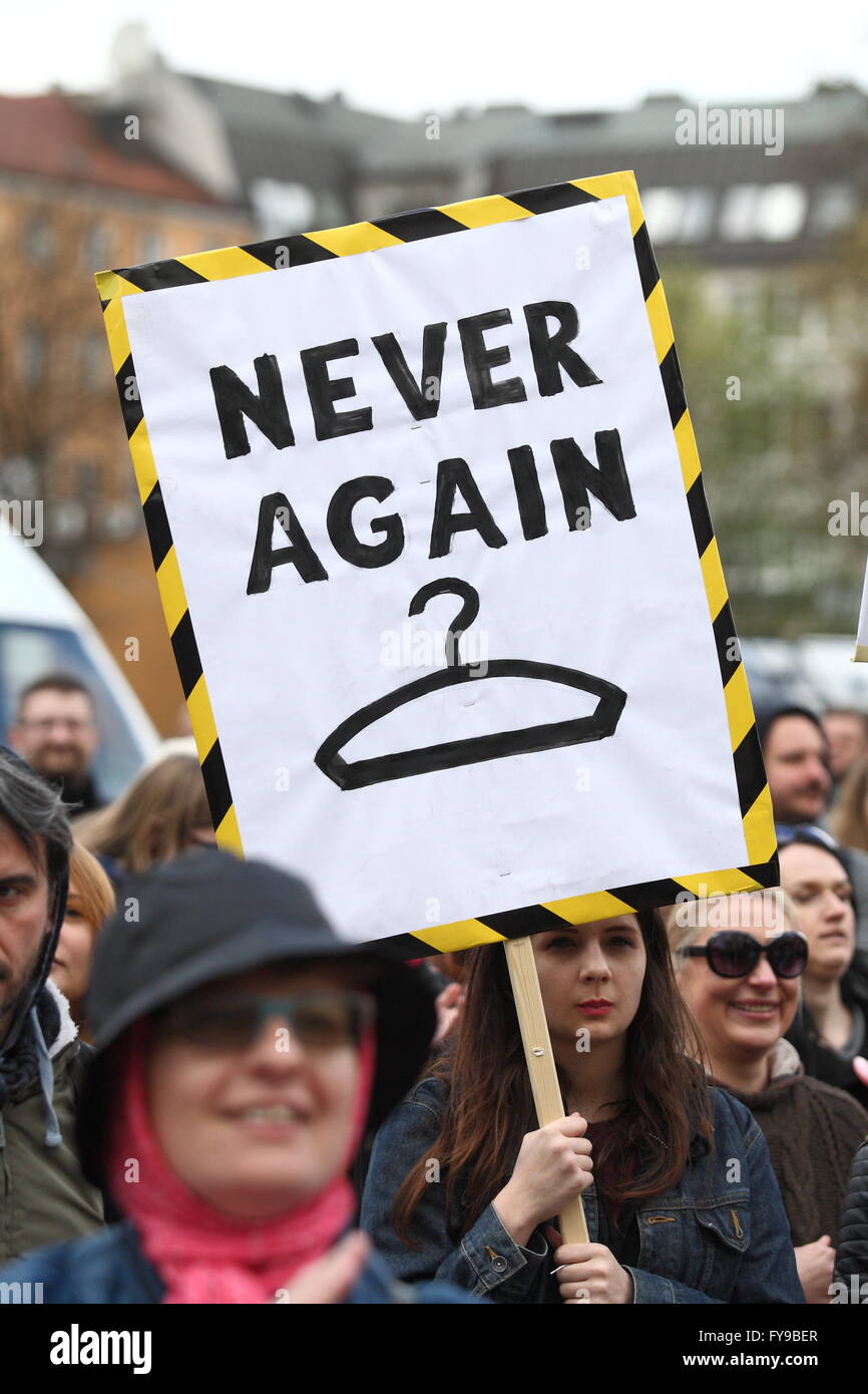 Gdansk, Polonia 24th, Aprile 2016 persone protestano contro i piani governativi sul serraggio del anti-legge sull aborto in Gdansk. Sentenza PolandÕs Diritto e Giustizia leader di partito nei giorni scorsi ha approvato un totale divieto di aborto spinta dalla gerarchia ecclesiastica cattolica. Un dimostrante detiene un banner che dice : mai più credito: Michal Fludra/Alamy Live News Foto Stock