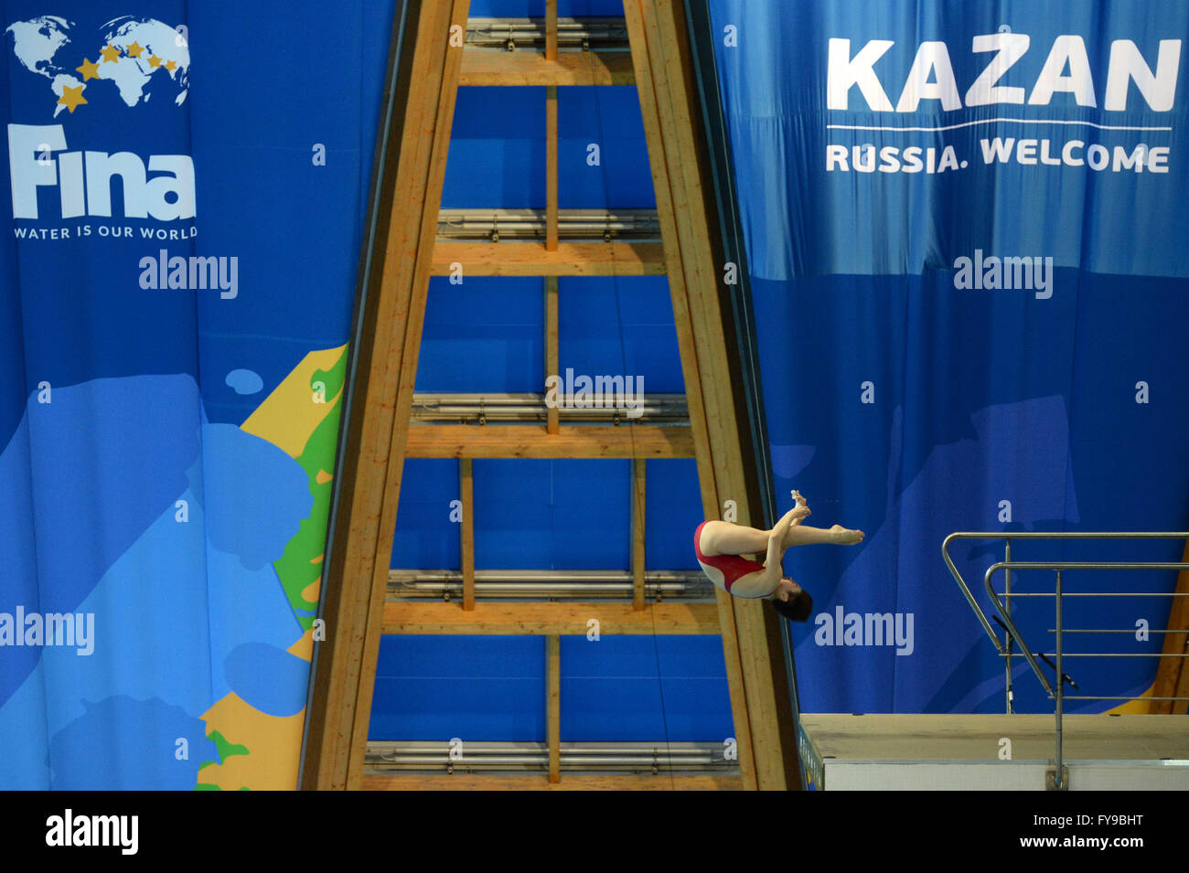 Kazan, Russia. 23 Aprile, 2016. Ren Qian di Cina compete durante donne 10m Platform Finale a FINA/cnv diving world series a Kazan, Russia, apr. 23, 2016 Credit: Pavel Bednyakov/Alamy Live News Foto Stock