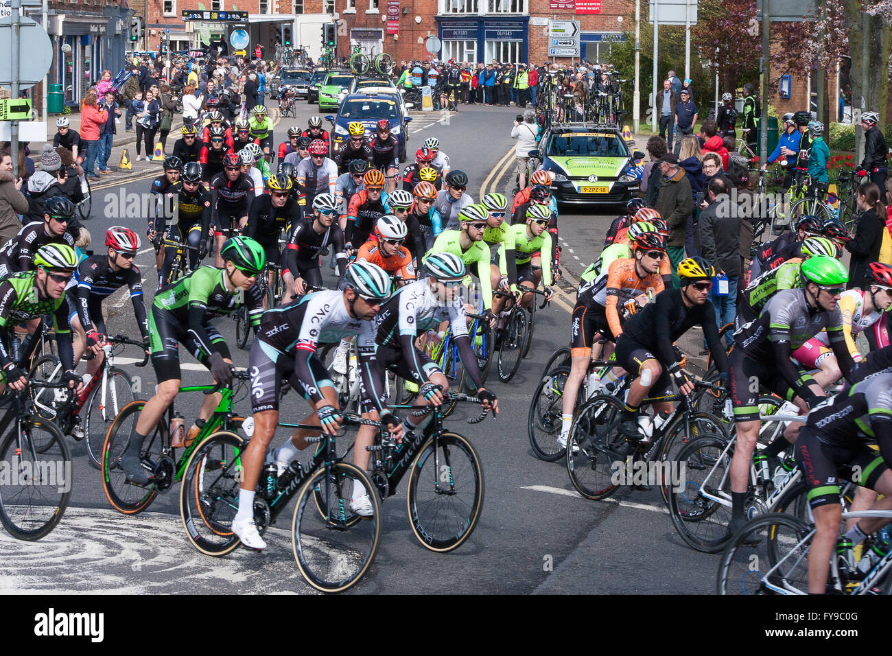 Oakham, Rutland, UK 24 aprile 2016. I piloti, i funzionari e i veicoli di supporto a 2016 CiCle Classic gara di ciclo che inizia i Oakham e finiture in Melton Mowbray. Leicestershire. Il CiCle Classic è disputato oltre 105 miglia attraverso off road tracks, attorno a grandi strade e B strade tra Oakham e Melton Mowbray, e è il premier una giornata internazionale della gara sul British calandra. Credito: Jim Harrison/Alamy Live News Foto Stock