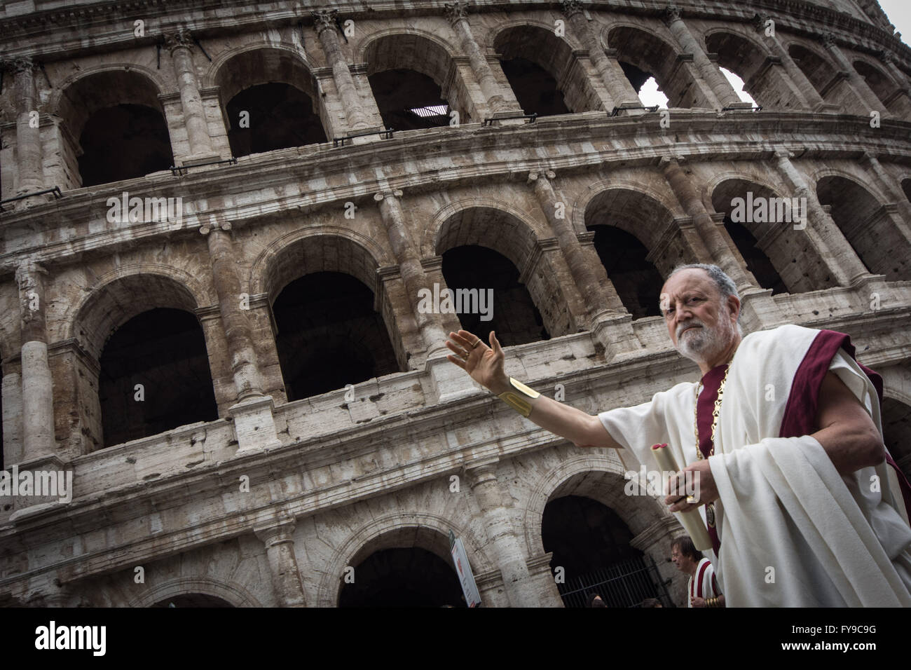 Roma, Italia. 24 Aprile, 2016. persone appartenenti agli storici vestita come gli antichi romani gruppi partecipano a un evento per contrassegnare il 2769th anniversario della leggendaria fondazione della città nel 753 A.C. in Roma, Italia. Ogni anno, il 21 aprile la città festeggia il suo 753 A.C. fondazione con sfilate in costume e combattimenti, rievoca le gesta del grande Impero Romano. Secondo la leggenda, Roma fu fondata da Romolo in una zona circondata da sette colline. foto durante il passaggio raffigurante il Colosseo Credito: Andrea Ronchini/Alamy Live News Foto Stock