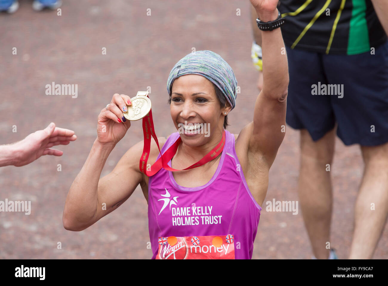 Londra, UK, 24 aprile 2016,Dame Kelly HOLMES contiene fino la sua medaglia orgogliosamente dopo aver completato la VIRGIN LONDON MARATHON 201 Credito: Keith Larby/Alamy Live News Foto Stock