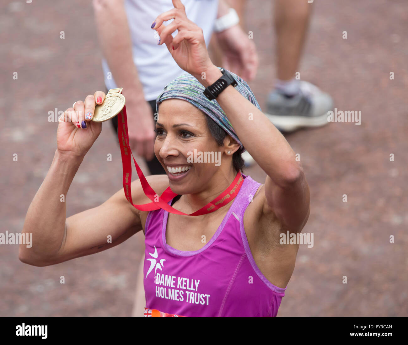 Londra, UK, 24 aprile 2016,Dame Kelly HOLMES contiene fino la sua medaglia orgogliosamente dopo aver completato la VIRGIN LONDON MARATHON 201 Credito: Keith Larby/Alamy Live News Foto Stock