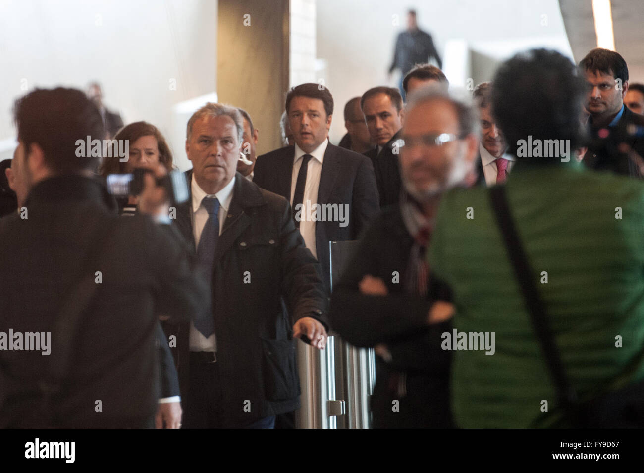 Salerno, Italia. 24 apr, 2016. Renzi è venuto a Salerno per visitare in anteprima la Stazione Marittima dall'architetto Zaha Hadid. Il primo ministro arriva in città dopo essere stato a Napoli per firmare il "Patto per la Campania". domani non potrà partecipare alla inaugurazione dei lavori di Zaha Hadid perché egli è impegnato a Hannover. Credito: Ivan Romano/Pacific Press/Alamy Live News Foto Stock