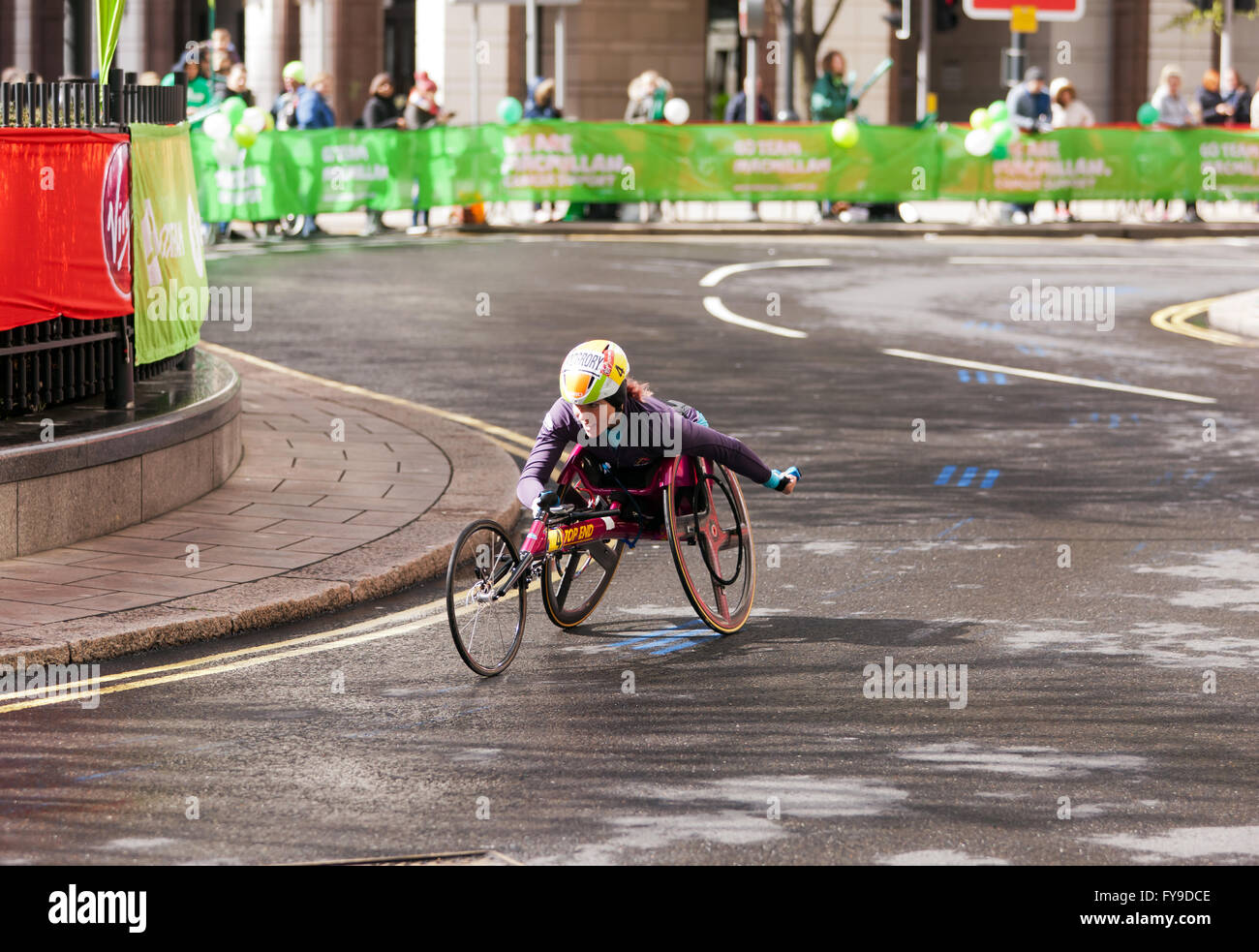 Amanda McGrory tra il XVIII e il XIX mile marker, in esecuzione in via place, nell'elite womens sedia a rotelle in campo il denaro VIRGIN LONDON MARATHON 24.04.2016. Amanda è andato a finire quarto in un tempo di 01:47:41 Foto Stock