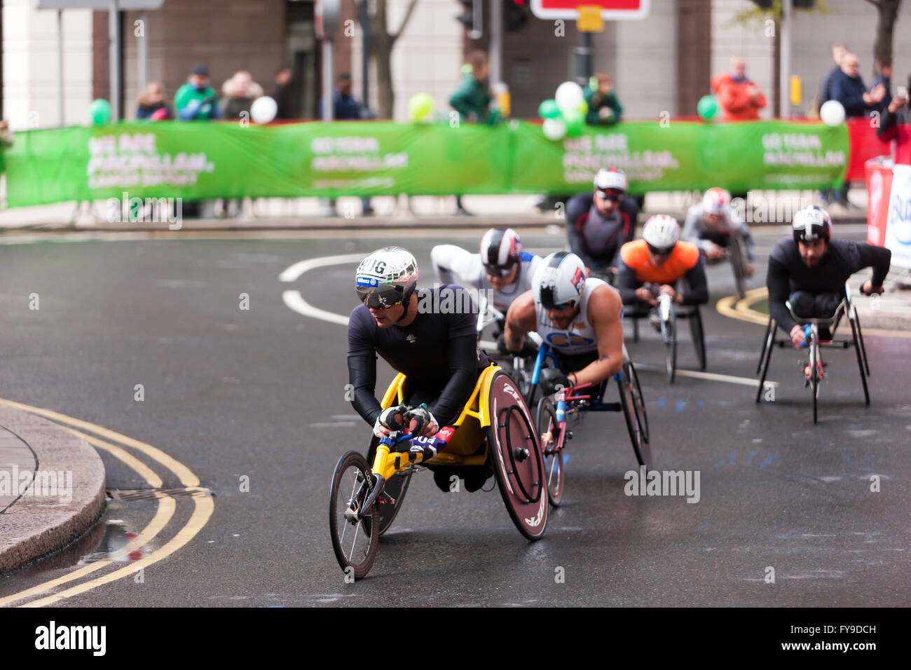 Marcel abbraccio, tra il XVIII e il XIX mile marker, portando l'elite mens campo sedia a rotelle nella Vergine denaro London Marathon 24.04.2016. Marcel è andato a vincere la gara in un tempo di 01:35:24. Foto Stock