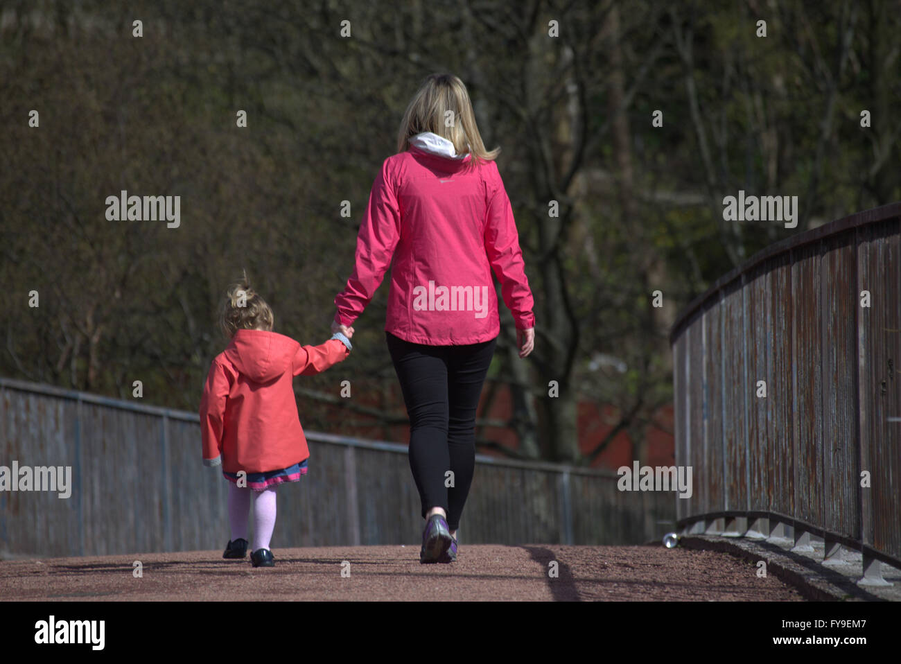 Variopinti colori attraenti madre e figlia a piedi Foto Stock