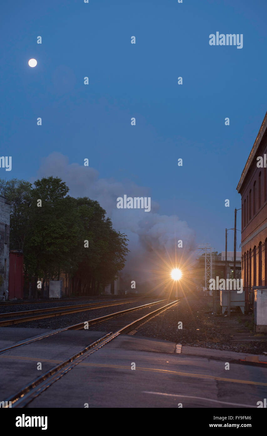 Norfolk & Western 611 in arrivo a Greensboro, N.C. A Elm Street a Dawn in Color #3 Foto Stock