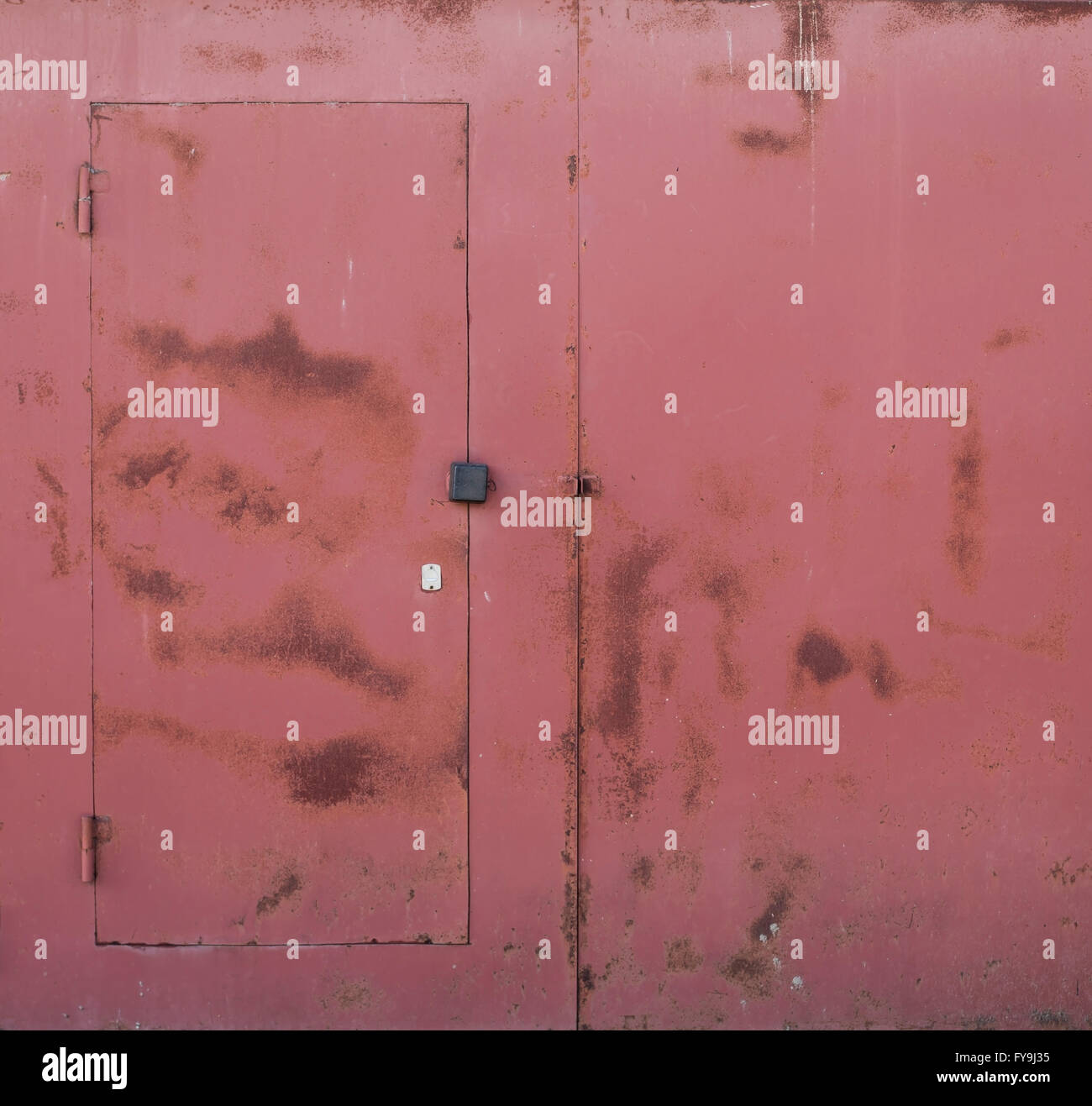 Il vecchio deposito di metallo porta Foto Stock