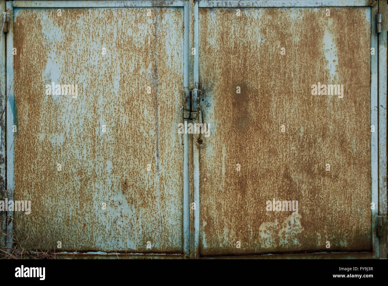 Il vecchio deposito di metallo porta Foto Stock