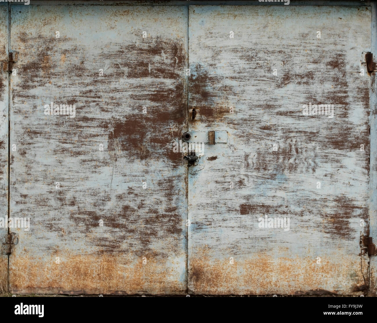Il vecchio deposito di metallo porta Foto Stock