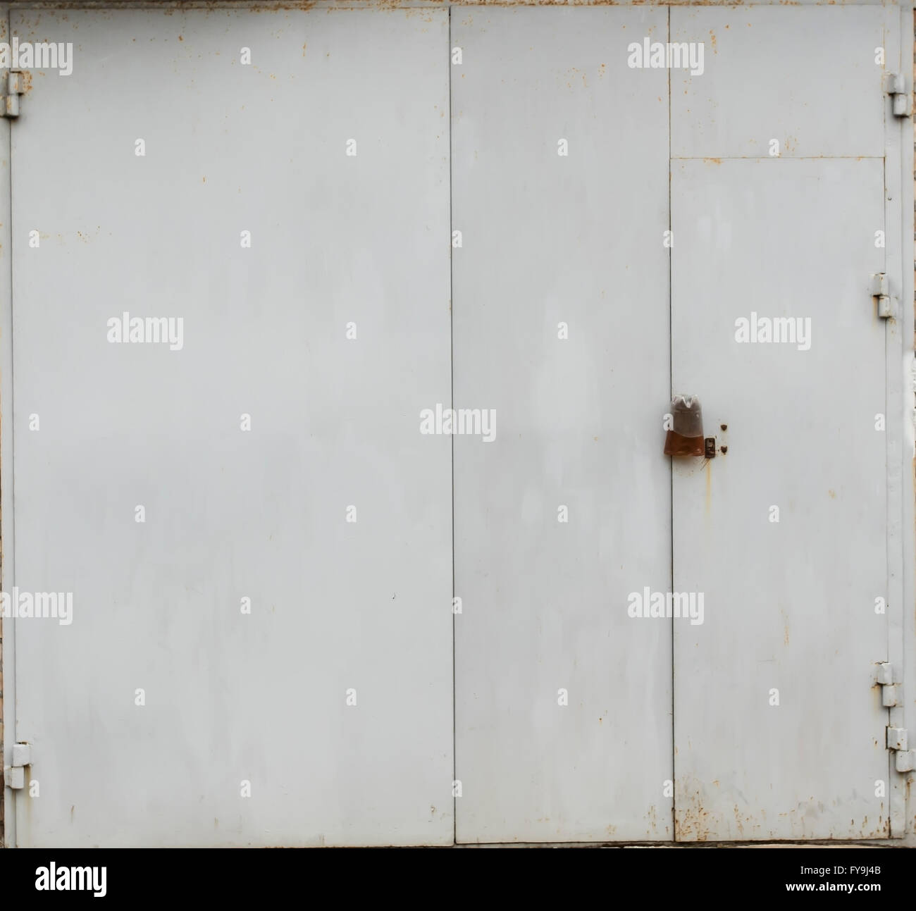 Il vecchio deposito di metallo porta Foto Stock