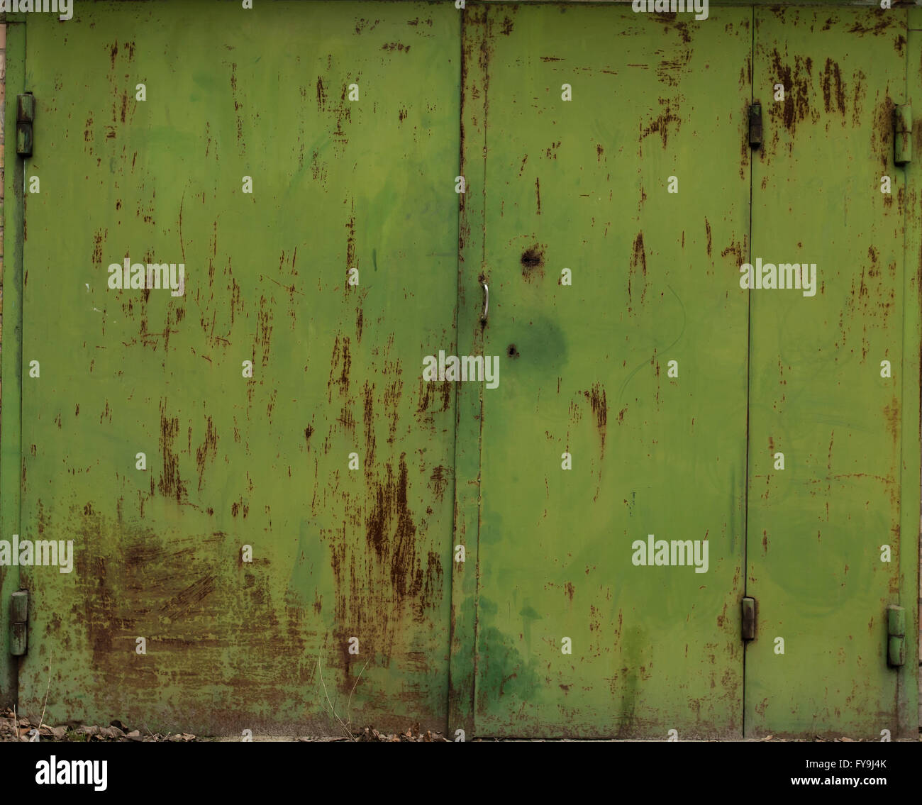 Il vecchio deposito di metallo porta Foto Stock