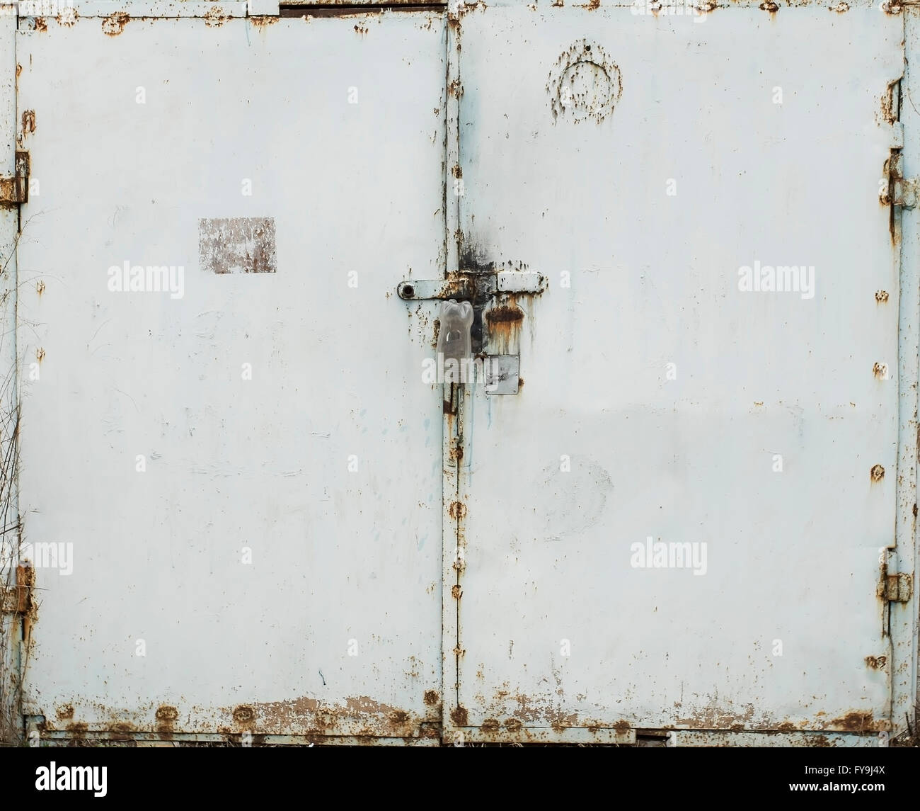 Il vecchio deposito di metallo porta Foto Stock