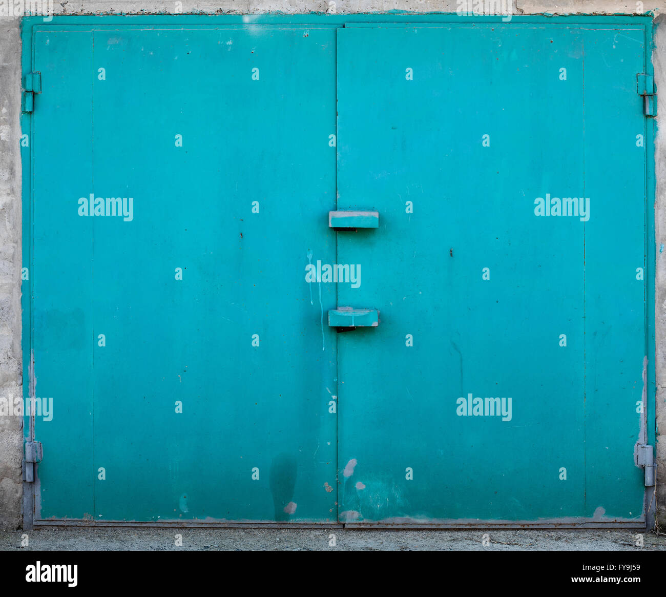Il vecchio deposito di metallo porta Foto Stock