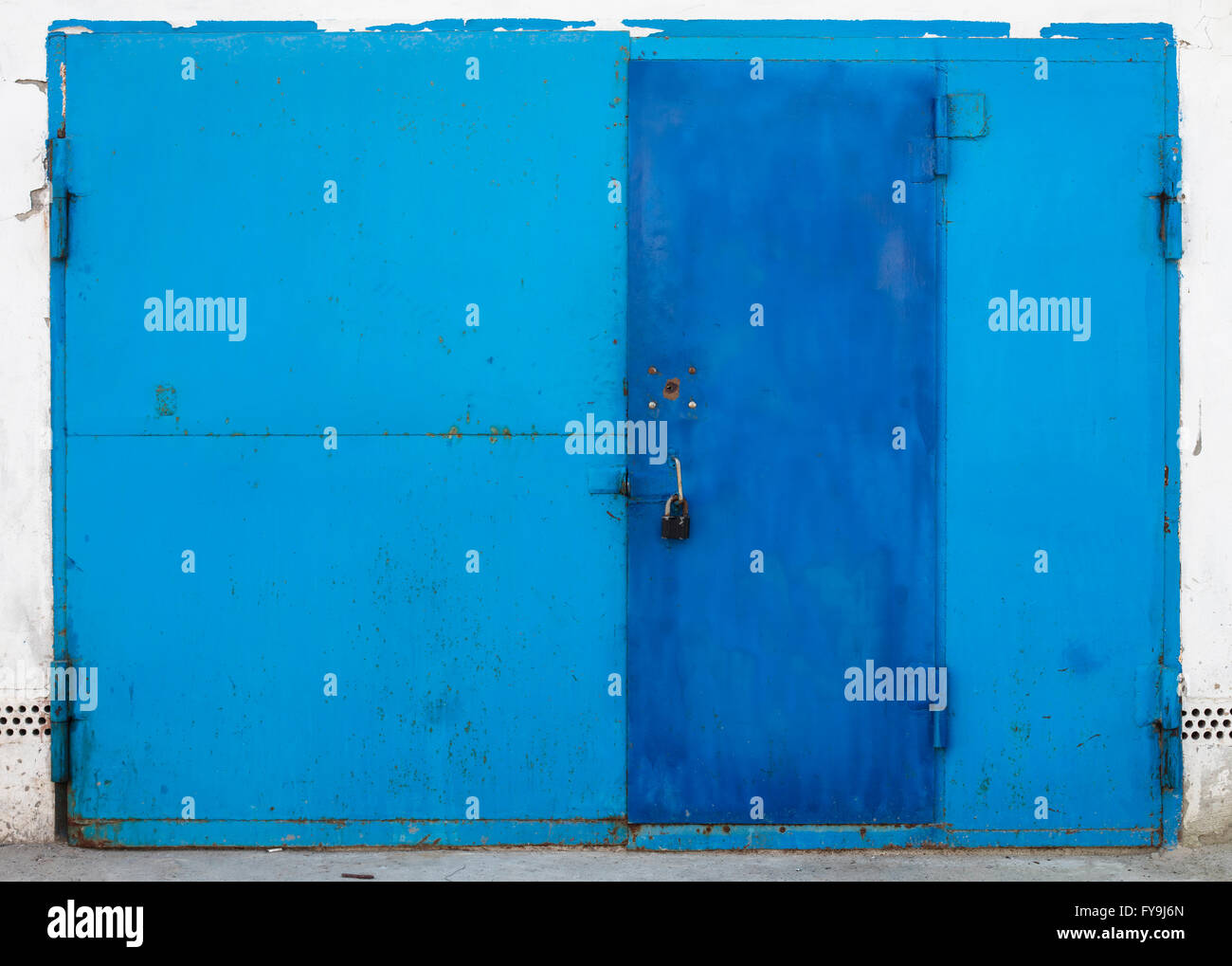 Il vecchio deposito di metallo porta Foto Stock