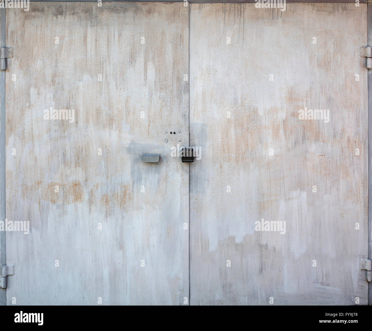 Il vecchio deposito di metallo porta Foto Stock