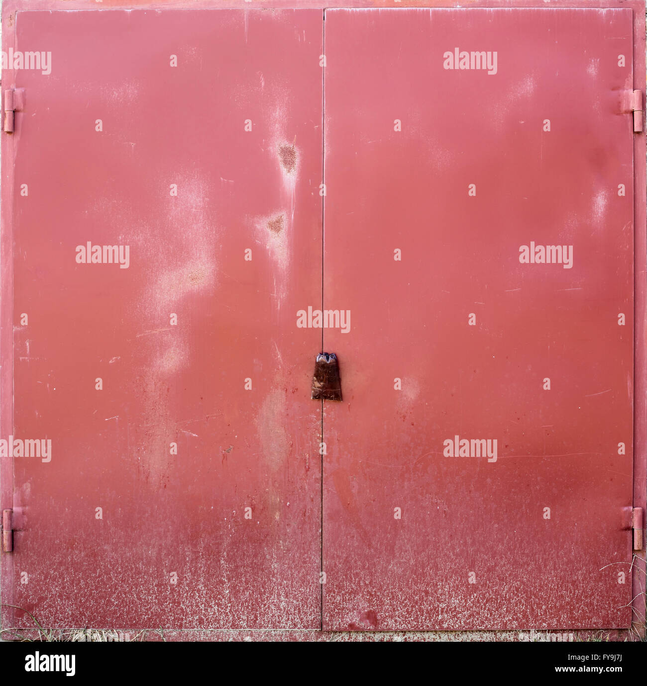 Il vecchio deposito di metallo porta Foto Stock