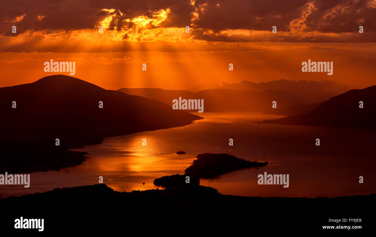 Raggi di luce illuminano Kotor Bay. Foto Stock