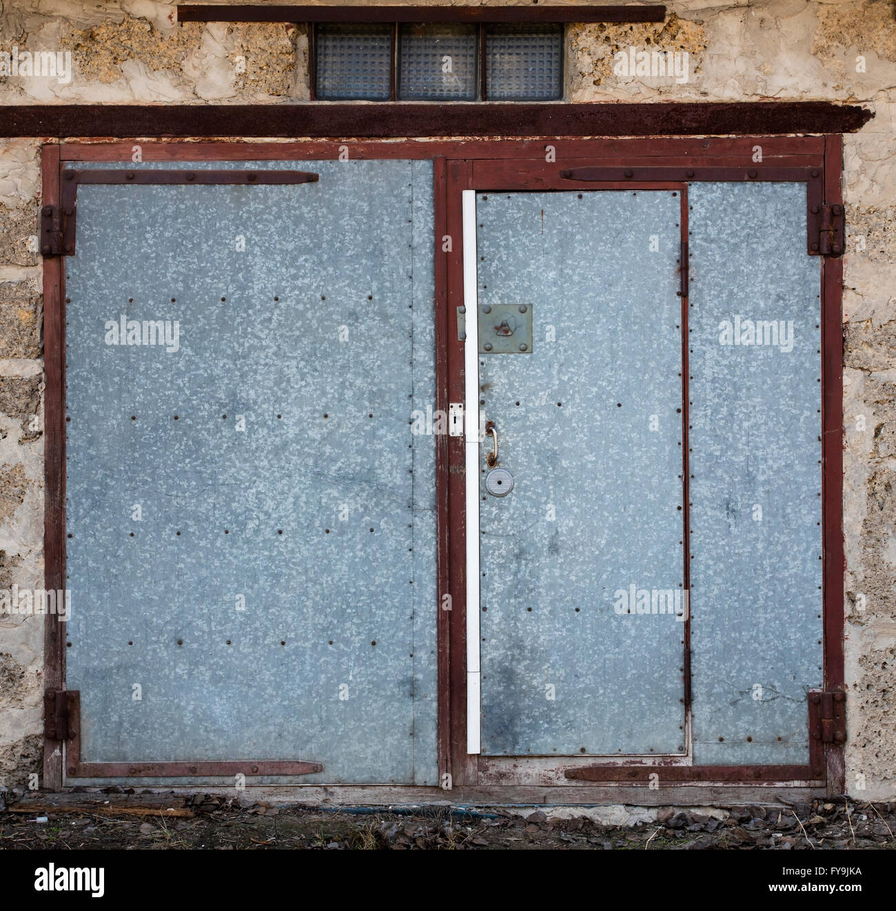 Il vecchio deposito di metallo porta Foto Stock