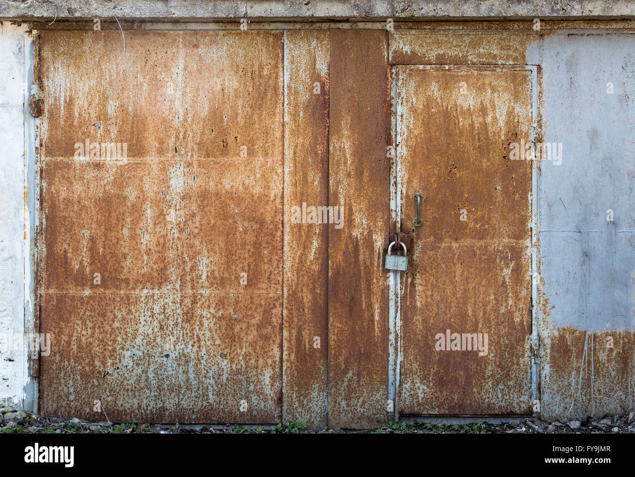 Il vecchio deposito di metallo porta Foto Stock