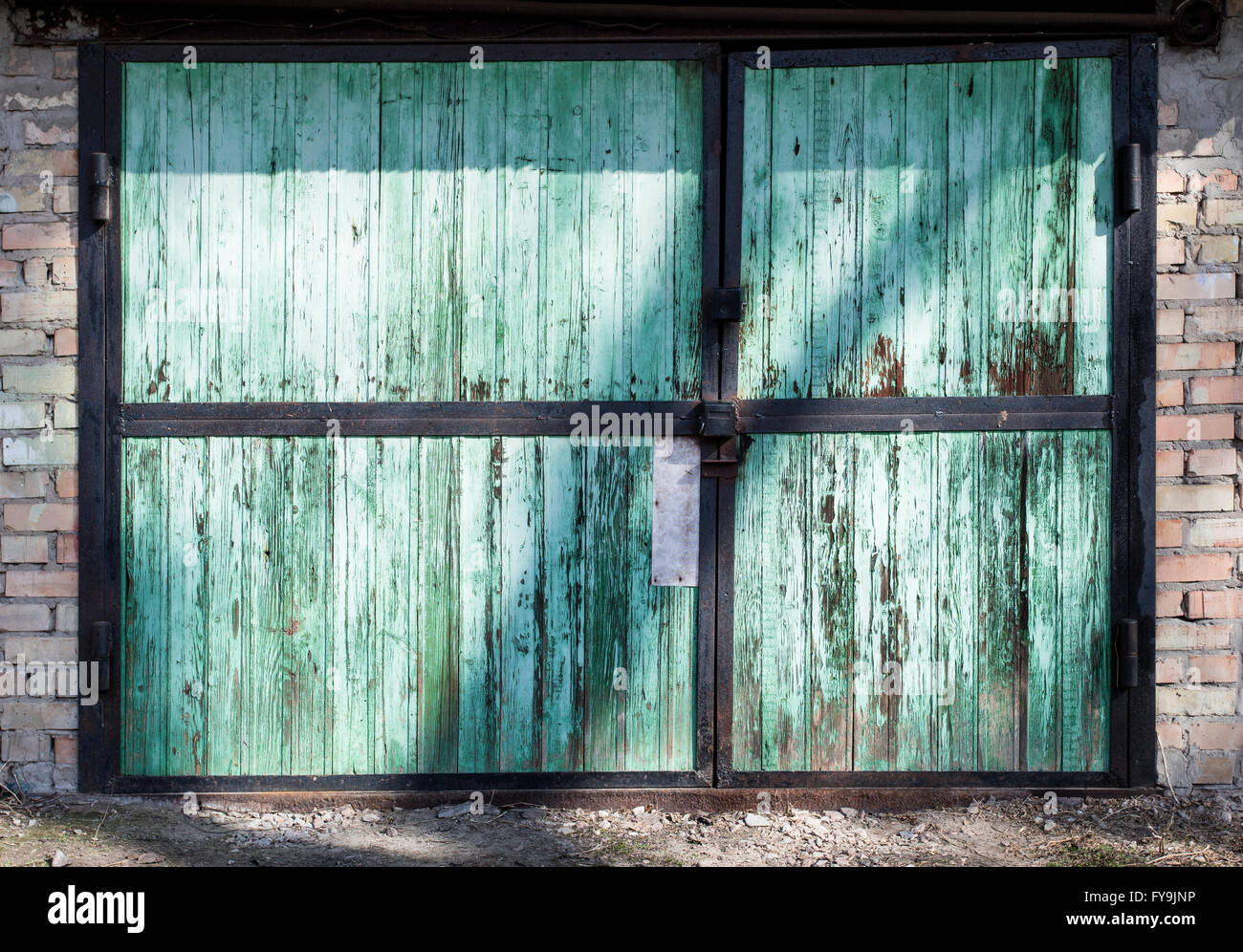 Il legno vecchio magazzino porta, hangar Foto Stock