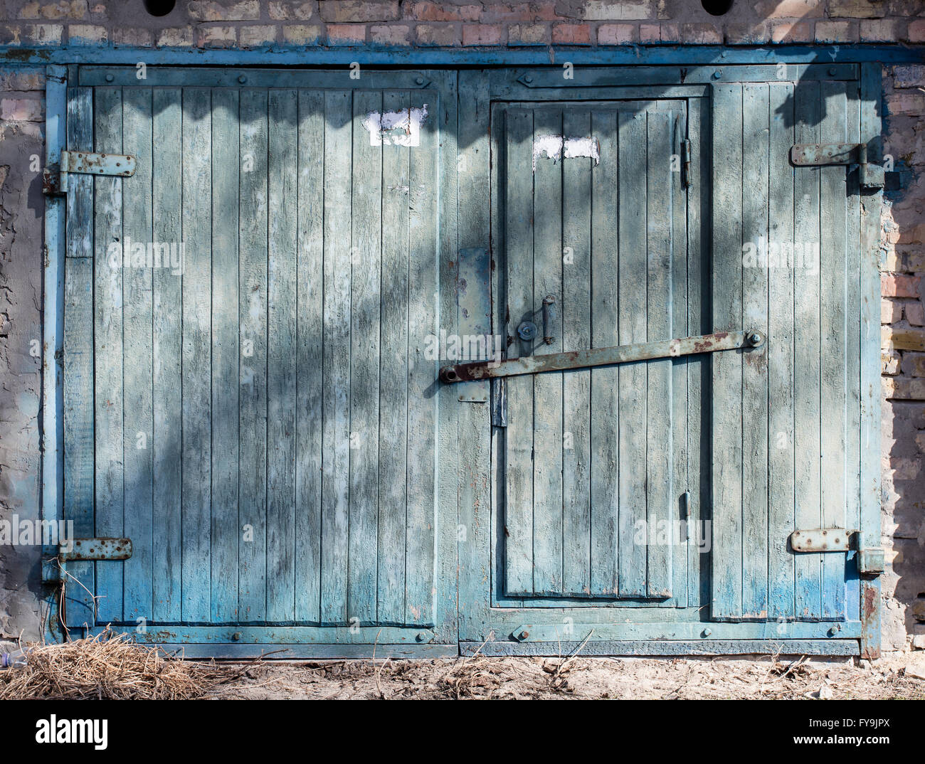 Il legno vecchio magazzino porta, hangar Foto Stock