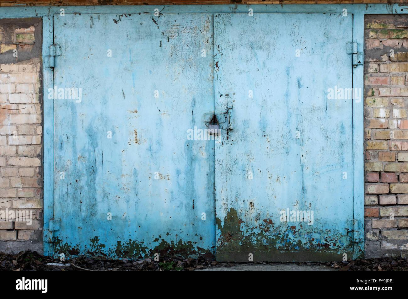 Il vecchio deposito di metallo porta Foto Stock