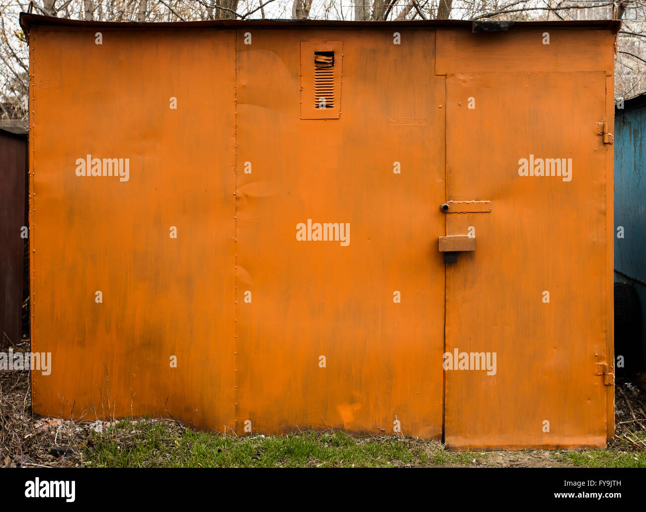 Il vecchio deposito di metallo porta Foto Stock
