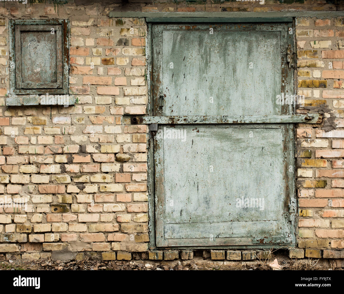 Il vecchio deposito di metallo porta Foto Stock