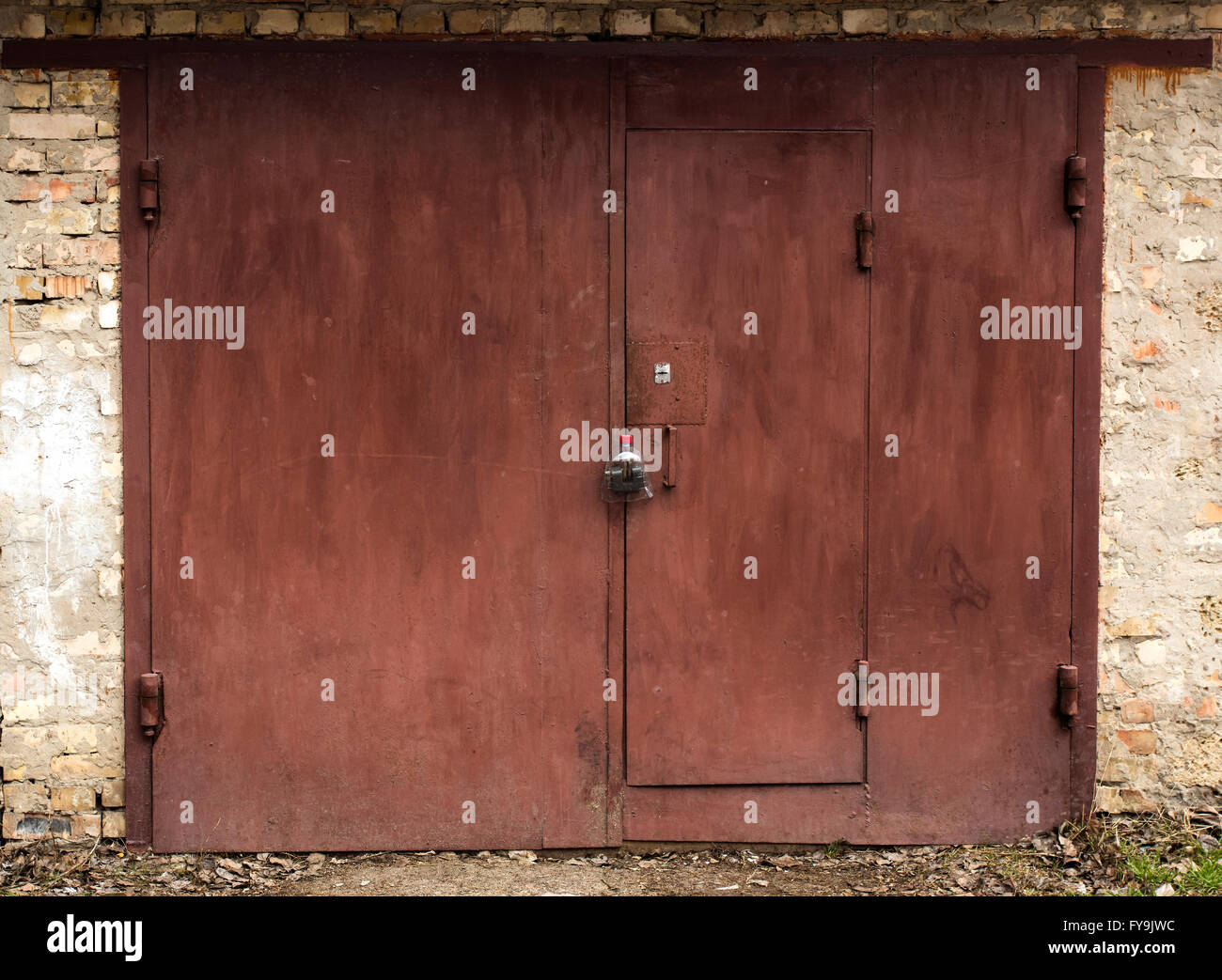 Il vecchio deposito di metallo porta Foto Stock