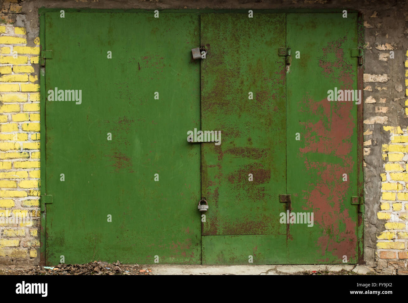 Il vecchio deposito di metallo porta Foto Stock