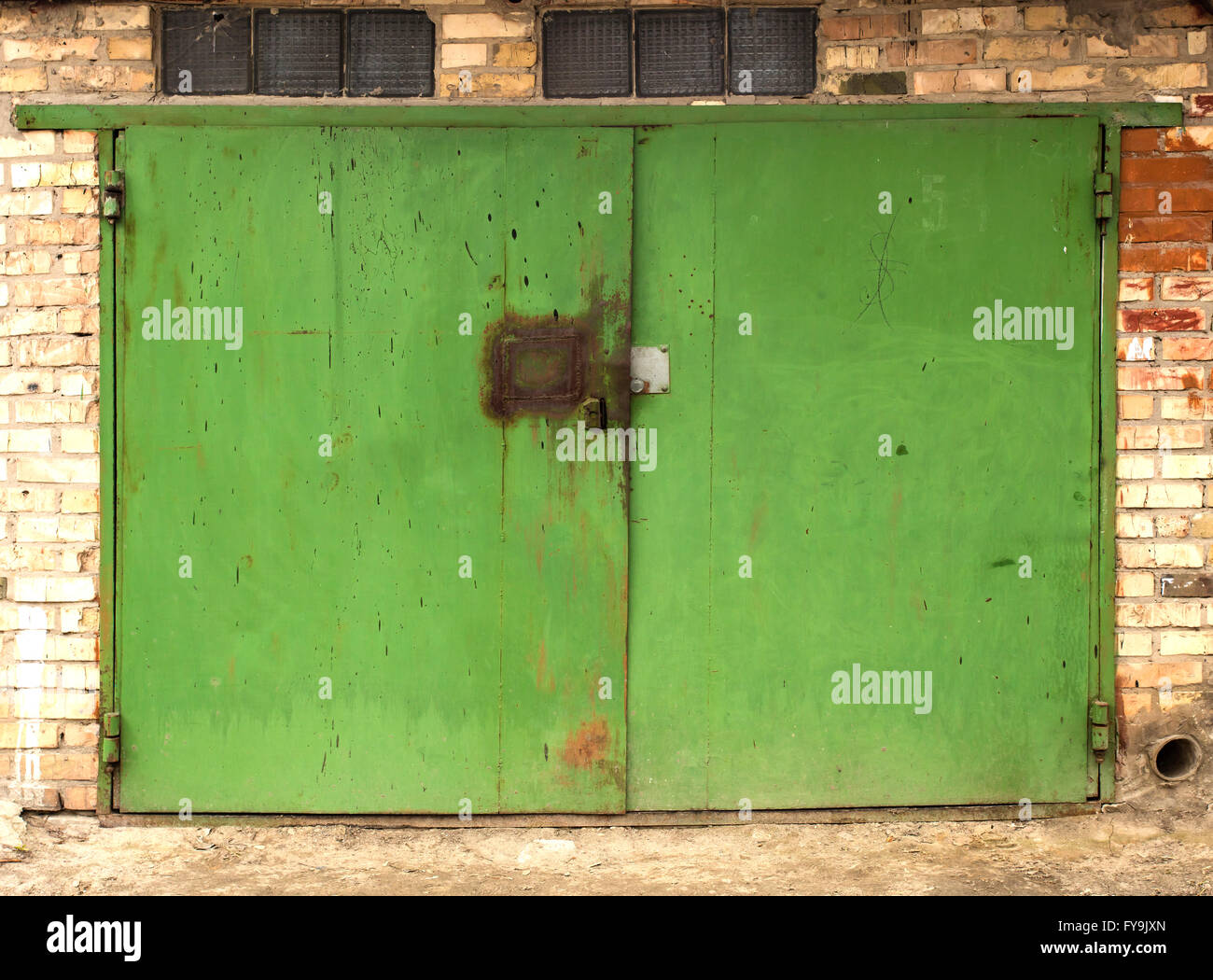 Il vecchio deposito di metallo porta Foto Stock