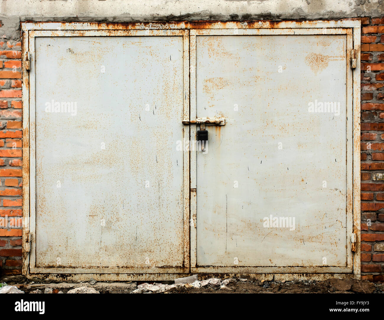 Il vecchio deposito di metallo porta Foto Stock