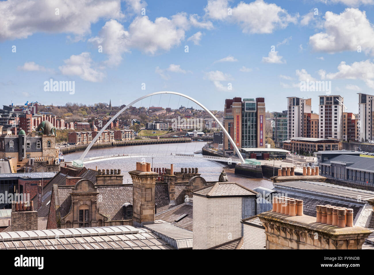 Una vista sopra i tetti a Gateshead Millennium Bridge, Tyne and Wear, England, Regno Unito Foto Stock