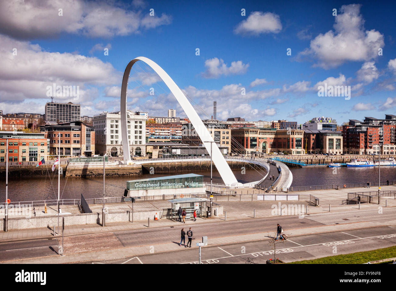 Millenium Bridge e Newcastle Quays da Gateshead Quays, Newcastle-upon-Tyne, Tyne and Wear, England, Regno Unito Foto Stock