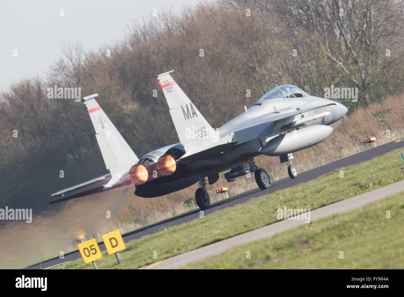 LEEUWARDEN, Paesi Bassi - 11 Aprile 2016: US Air Force F-15 Eagle takking off durante l'esercizio Frisone bandiera. L'esercizio è Foto Stock