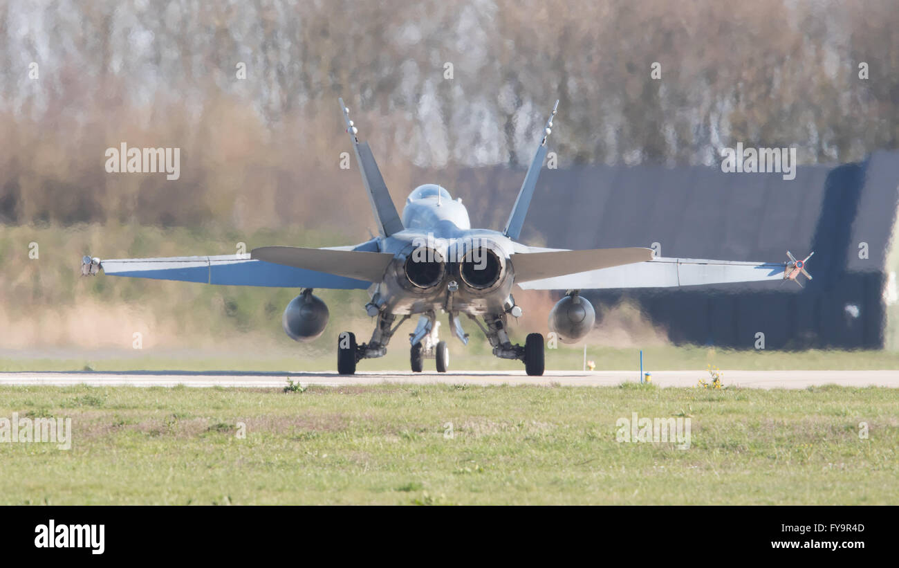 LEEUWARDEN, Paesi Bassi - 11 Aprile 2016: Finitura Air Force F-18 Hornet sbarco durante l'esercizio Frisone bandiera. L'esercizio è Foto Stock