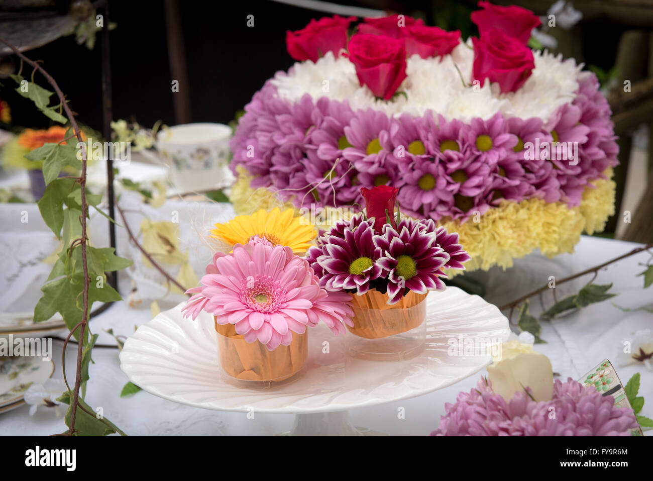 Floral torta di compleanno e tortine alla torta International - La Sugarcraft, torta decorazione e cottura mostra a Londra Foto Stock