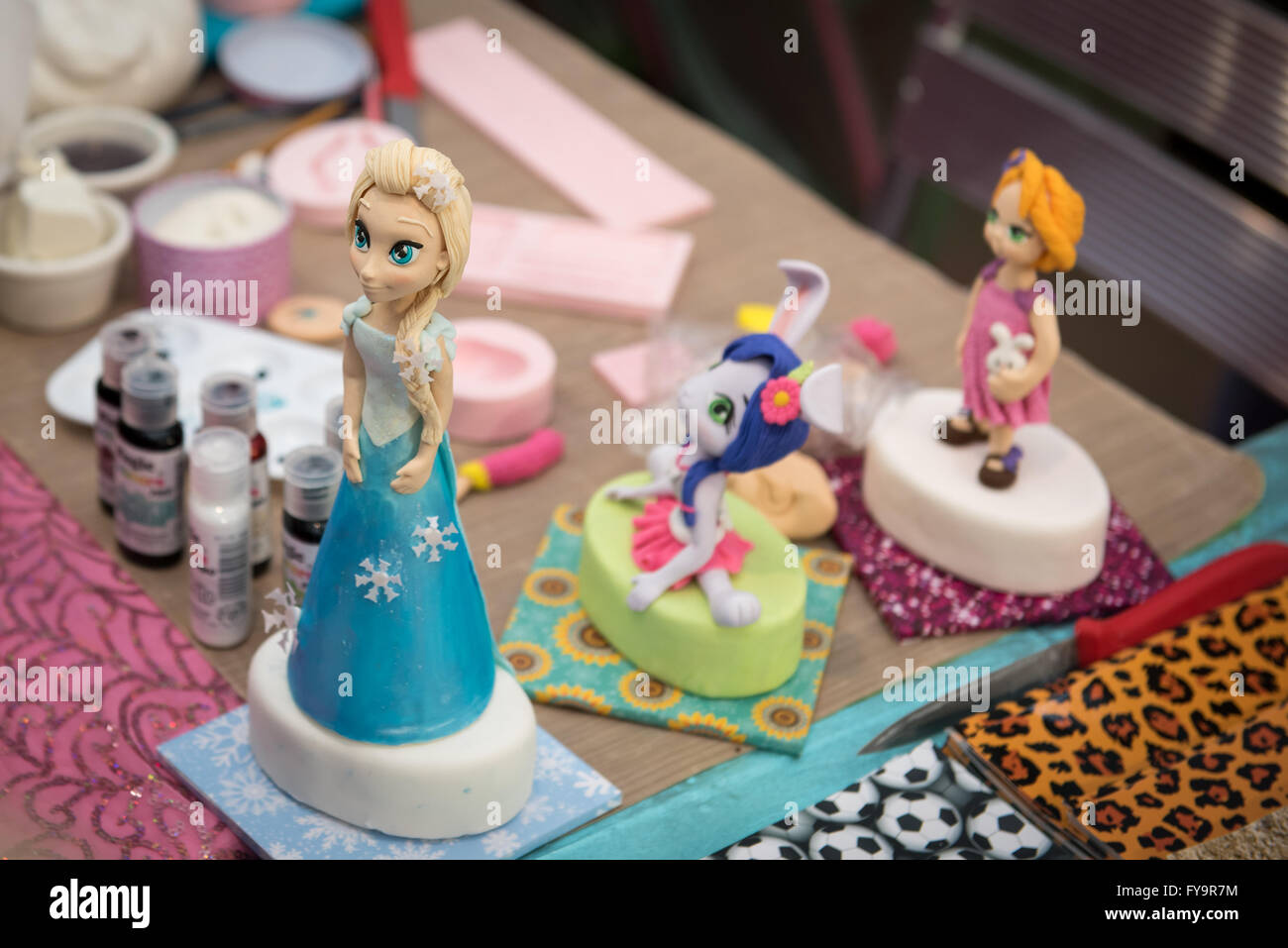 Congelati Elsa torta di compleanno Decorazione Torta a International - La  Sugarcraft, torta decorazione e cottura mostra a Londra Foto stock - Alamy