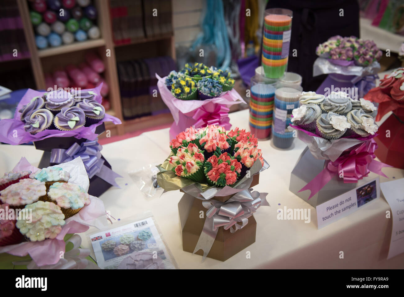 Tortina floreali bouquet regalo di compleanno a Torta International - La Sugarcraft, torta decorazione e cottura mostra a Londra Foto Stock