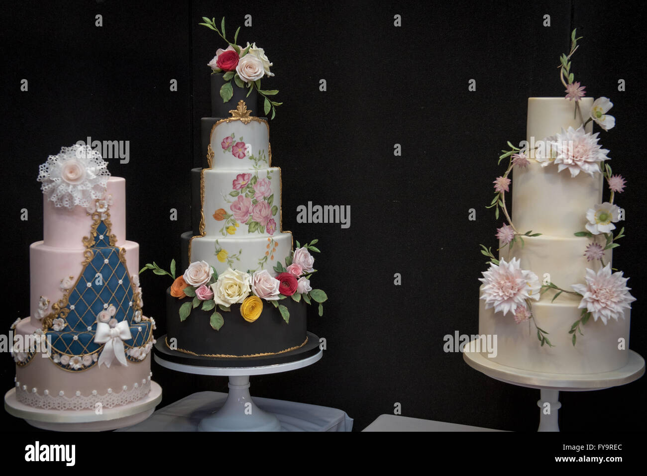 Decorativo nozze floreali e torta di compleanno a Torta International - La Sugarcraft, torta decorazione e cottura mostra a Londra Foto Stock