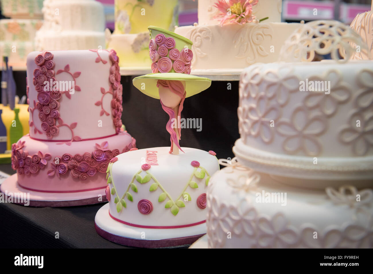 Floreale decorativo compleanno e torte nuziali a Torta International - La Sugarcraft, torta decorazione e cottura mostra a Londra Foto Stock