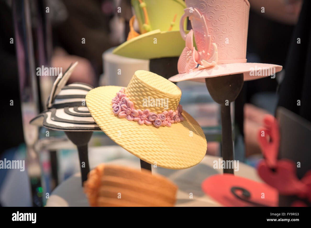 Cappelli commestibili moda decorazione torta a Torta International - La Sugarcraft, torta decorazione e cottura mostra a Londra Foto Stock