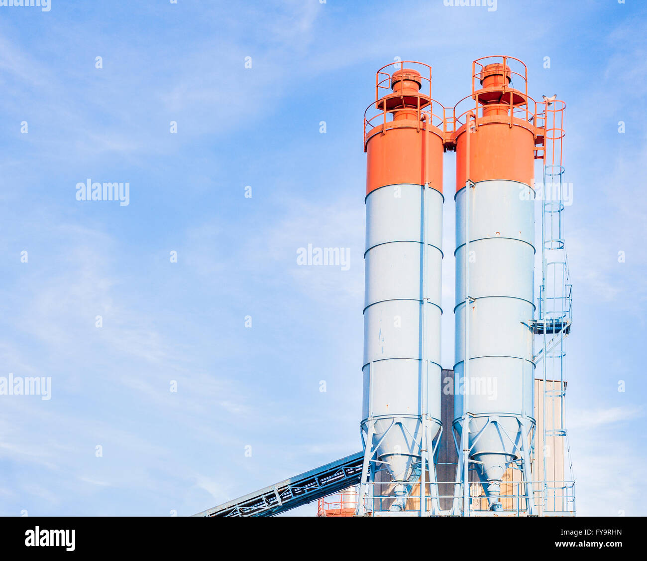 Silos industriali per la produzione di cemento Foto Stock