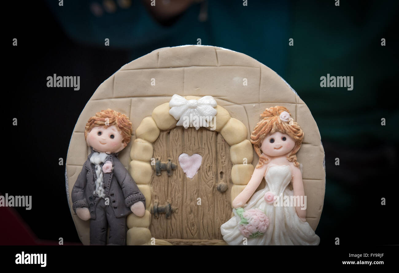 Sposi novelli giovane sposa sposo al di fuori di casa a Torta International - La Sugarcraft, torta decorazione e cottura mostra a Londra Foto Stock