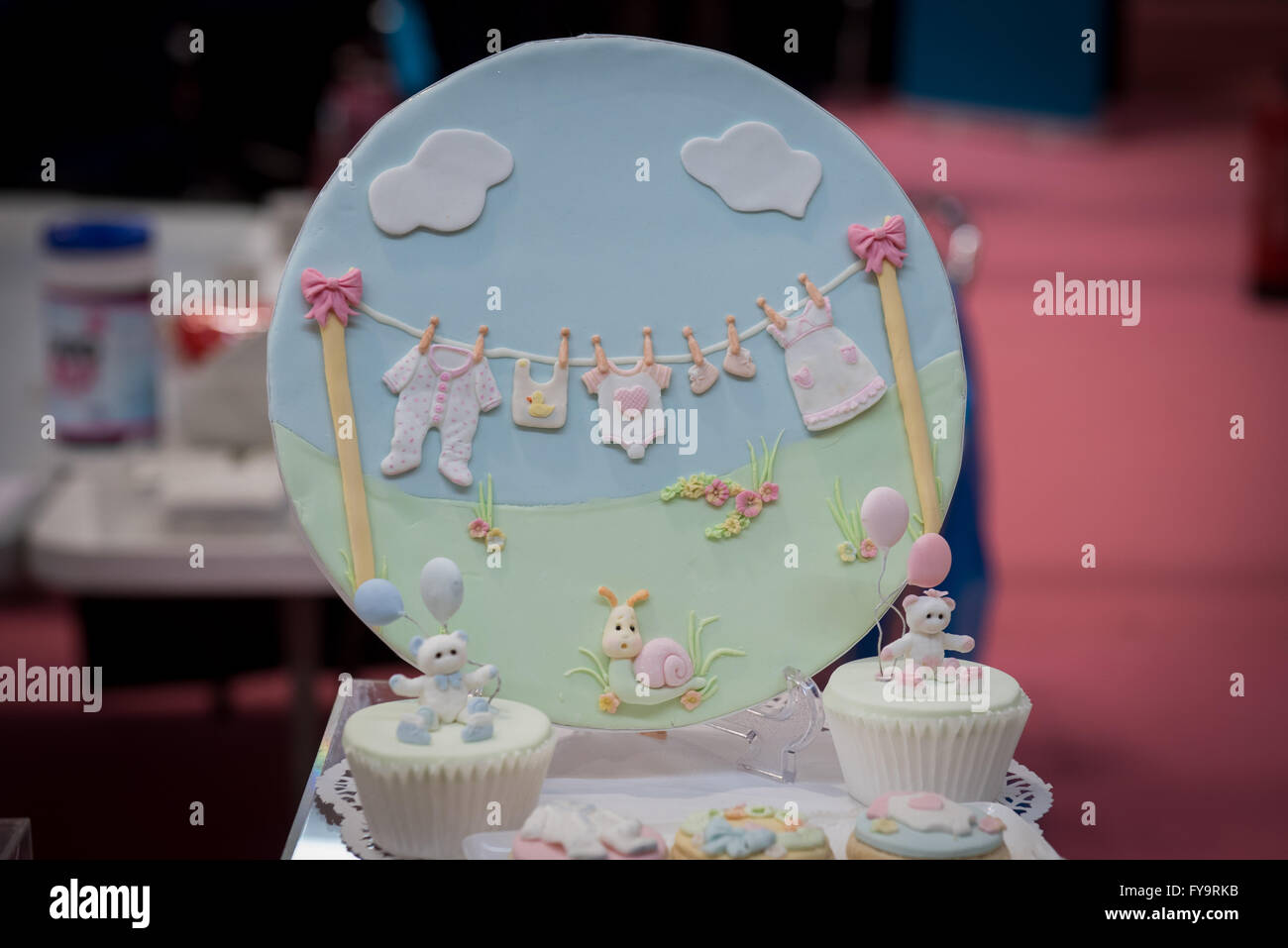 Compleanno di bambino neonato decorazione torta a Torta International - La Sugarcraft, torta decorazione e cottura mostra a Londra Foto Stock